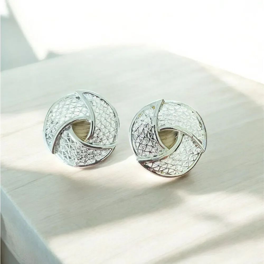 Vintage Sarah Coventry Shell & Textured Circle Earrings – Marked – 80s/90s